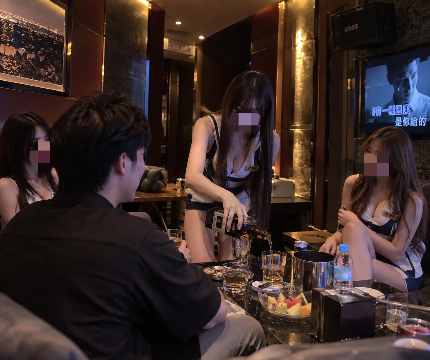 制服店公關進檯後在包廂與客人喝酒互動的現場情境